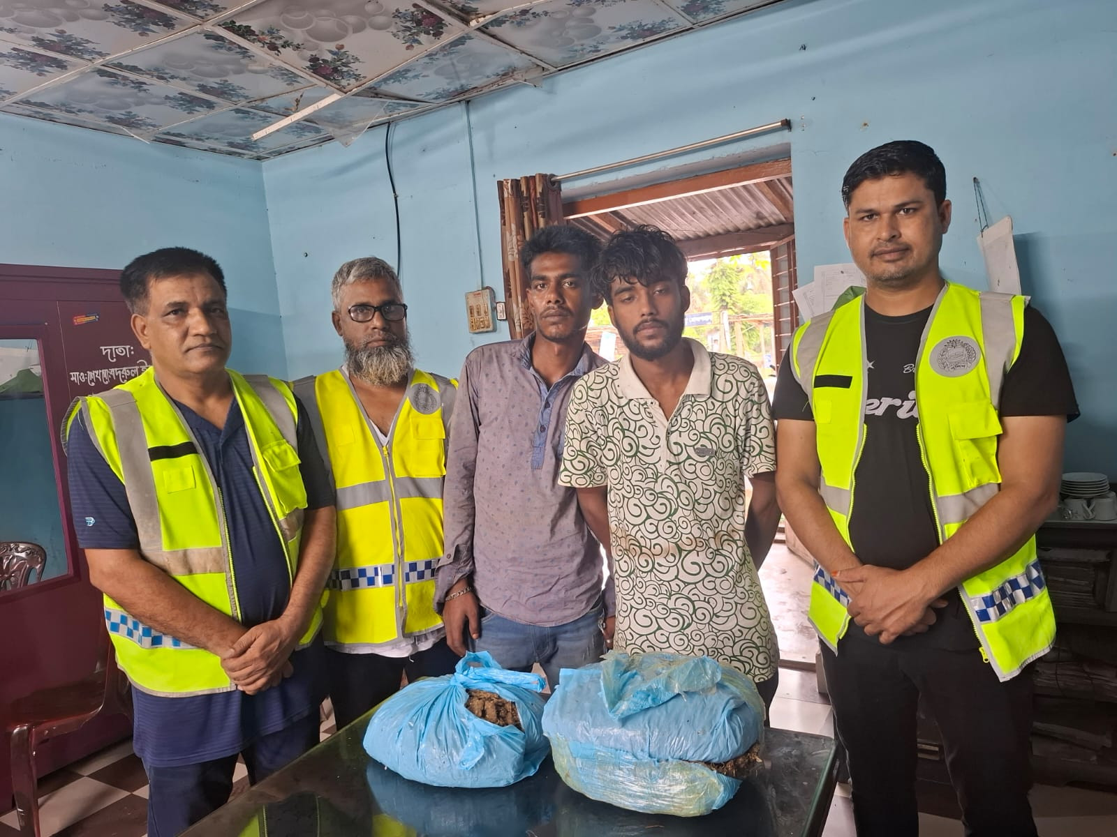 শেরপুর ফাঁড়ি পুলিশের অভিযানে গাঁজাসহ আটক ২